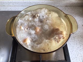 3、四川+老妈蹄花,大火煮开后转中火煮15分钟，充分煮出血水