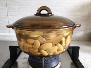 5、四川+老妈蹄花,盖上盖子，转中火煮40分钟