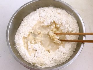 2、韭菜鸡蛋馅饼,加入450ml开水烫面