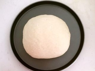 3、韭菜鸡蛋馅饼,把面揉成光滑的面团，盖上保鲜膜静止20分钟