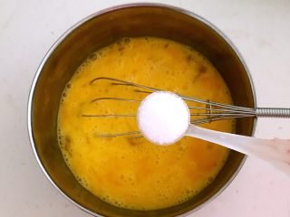 6、韭菜鸡蛋馅饼,加入4克精盐，调匀