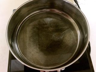 7、韭菜鸡蛋馅饼,锅烧热后加入3勺大豆色拉油