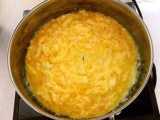 8、韭菜鸡蛋馅饼,油烧热后倒入鸡蛋液，一边倒一边搅拌