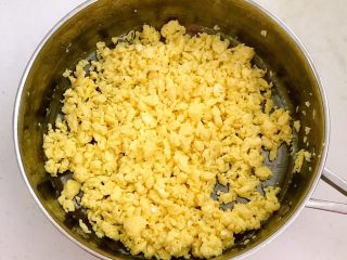 9、韭菜鸡蛋馅饼,把鸡蛋炒成小碎块，关火晾凉