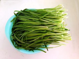 10、韭菜鸡蛋馅饼,韭菜清洗干净，沥干水分