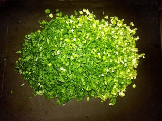 11、韭菜鸡蛋馅饼,把韭菜切成小丁
