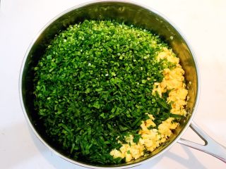 12、韭菜鸡蛋馅饼,炒鸡蛋晾凉后加入切好的韭菜丁