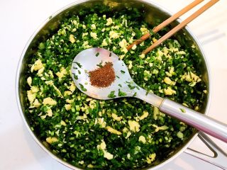 13、韭菜鸡蛋馅饼,加入花椒粉，调匀