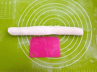 16、韭菜鸡蛋馅饼,把面揉成长条