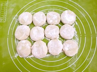 17、韭菜鸡蛋馅饼,切成小块，压扁