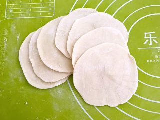 18、韭菜鸡蛋馅饼,把面块擀成面皮