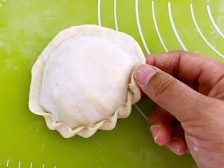 21、韭菜鸡蛋馅饼,再把边缘用拇指和食指捏出花边