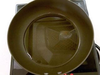 24、韭菜鸡蛋馅饼,锅里加1勺大豆色拉油