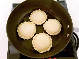 25、韭菜鸡蛋馅饼,油温5分热的时候放入饼坯，小火煎制