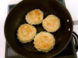 26、韭菜鸡蛋馅饼,煎至一面金黄就翻面