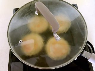 27、韭菜鸡蛋馅饼,盖上锅盖，煎制3分钟左右