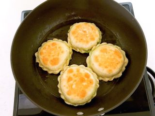 28、韭菜鸡蛋馅饼,煎制两面金黄就熟了