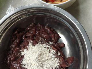 2、血皮菜炒猪肝,猪肝切好，加入淀粉混匀，泡菜类切好，蒜片切好，