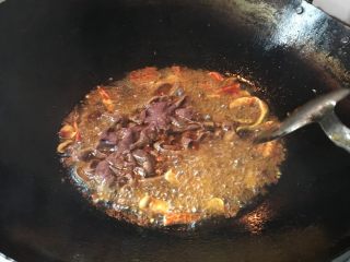 3、血皮菜炒猪肝,锅里倒入油，其次泡菜类，蒜片，再加入豆瓣酱，最后猪肝，下锅翻炒一下，