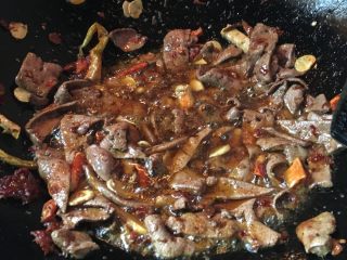 4、血皮菜炒猪肝,一定要炒散开，不然有淀粉会起妥的，