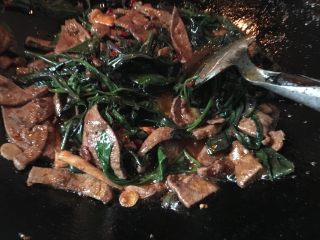 5、血皮菜炒猪肝,加入血皮菜，调味，即可