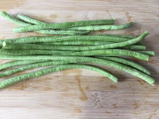 1、豇豆烧茄子,缸豆适量，去掉两头的茎部