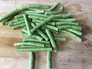 2、豇豆烧茄子,缸豆切段