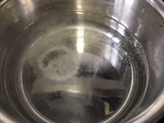 3、豇豆烧茄子,锅里放入适量的水，加入适量的盐和油