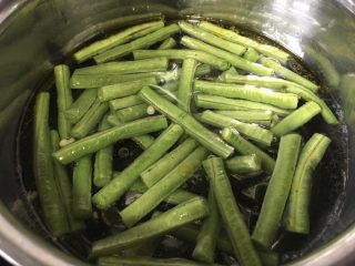 4、豇豆烧茄子,缸豆焯水2分钟捞出