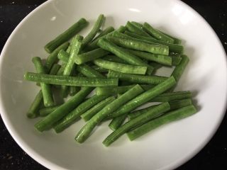 5、豇豆烧茄子,缸豆沥干备用