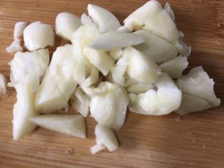 6、豇豆烧茄子,准备适量的大蒜