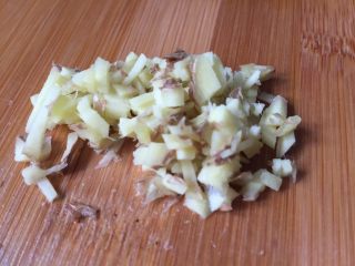 7、豇豆烧茄子,准备适量的生姜