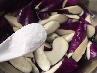 9、豇豆烧茄子,茄子放入清水中，加入盐浸泡10分钟