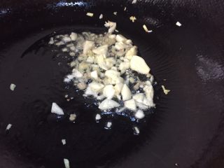 10、豇豆烧茄子,锅里放入适量的油爆香生姜和大蒜头