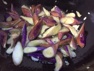 11、豇豆烧茄子,加入茄子翻炒至发软
