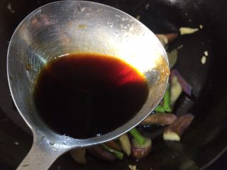 13、豇豆烧茄子,加入适量的生抽，喜欢颜色深的可以加入少许的老抽