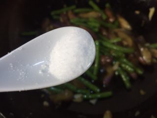 14、豇豆烧茄子,加入少许的盐