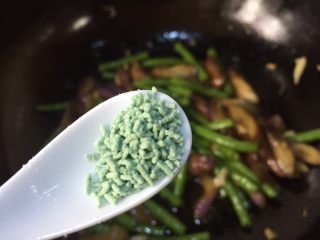 15、豇豆烧茄子,加入适量的鸡精