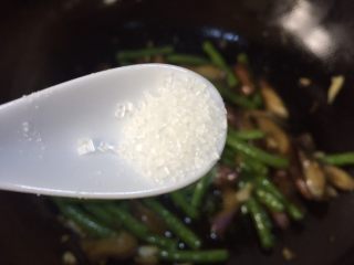 16、豇豆烧茄子,加入适量的糖，葱花，翻炒均匀，即可出锅