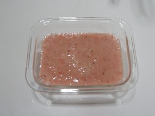 11、宝宝辅食—草莓藕粉糕,倒入铺好烘焙纸的容器内。