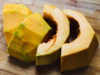 2、清炒南瓜丝,去皮，刮掉南瓜籽洗净～