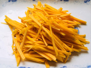 3、清炒南瓜丝,切丝备用～