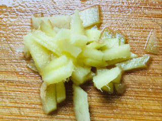 4、清炒南瓜丝,姜切末备用～