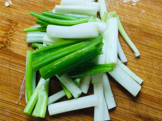 5、清炒南瓜丝,葱切段备用～