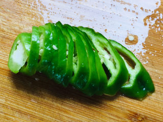 6、清炒南瓜丝,青椒切丝备用～