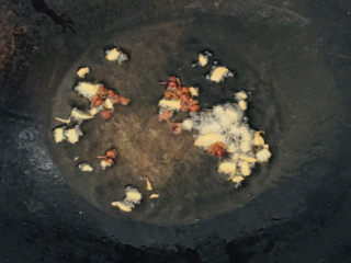 7、清炒南瓜丝,起锅热油，花椒，姜爆香～