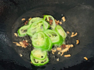 8、清炒南瓜丝,青椒下锅～