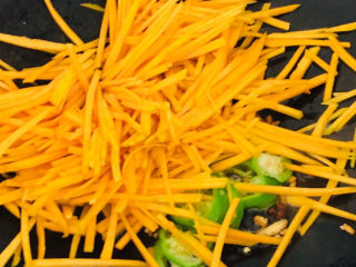 9、清炒南瓜丝,南瓜丝下锅翻炒～
