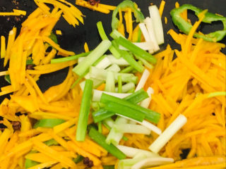 12、清炒南瓜丝,最后加葱段～