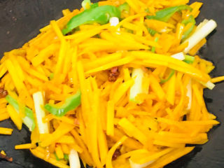 13、清炒南瓜丝,大火翻炒均匀出锅～